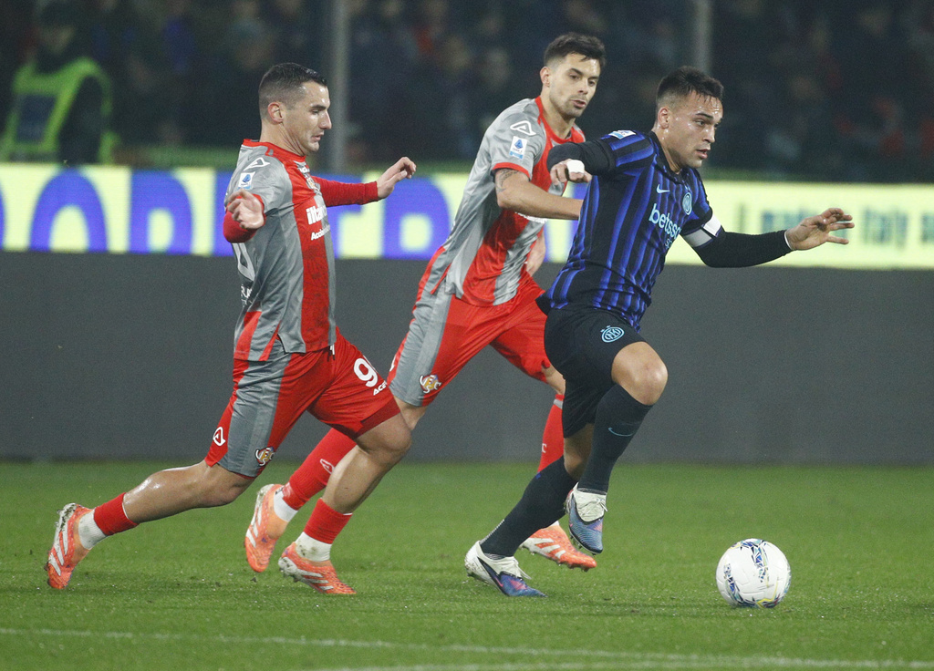 Inter's Lautaro Martinez, right, controls the ball during the Serie A soccer match between Cremonese and Inter in Cremona, Italy, Sunday, Feb. 2026. (Alberto Mariani/LaPresse via AP)