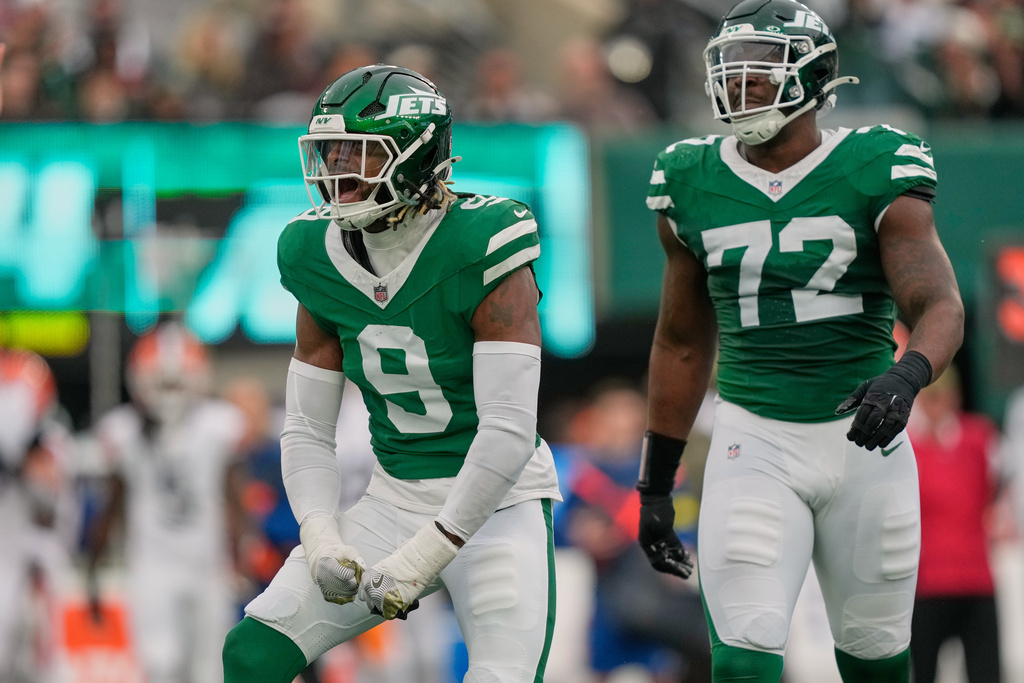 New York Jets defensive end Will McDonald IV (9) celebrates his sack of Cleveland Browns quarterback Dillon Gabriel in front of defensive end Micheal Clemons (72) in the first half of an NFL football game, Sunday, Nov. 9, 2025, in East Rutherford, N.J. (AP Photo/Yuki Iwamura)