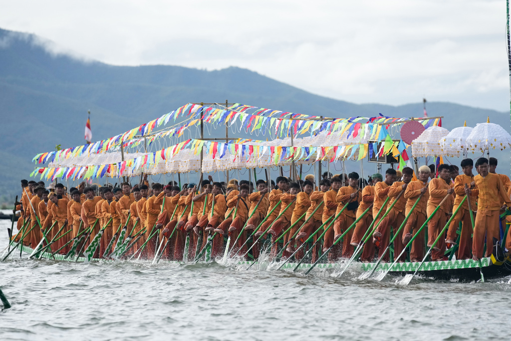 Intha ethnic people row on a long boat in a procession carrying Buddha images to a monastery during the Phaung Daw Oo pagoda festival Friday, Sept. 26, 2025, in Inle Lake, southern Shan State, Myanmar. (AP Photo/Thein Zaw)