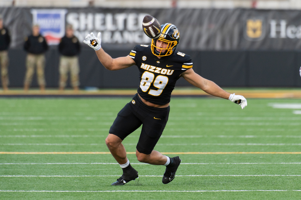 Missouri tight end Jude James bobbles a pass during the first half an NCAA college football game against Texas A&M, Saturday, Nov. 8, 2025, in Columbia, Mo. (AP Photo/L.G. Patterson)