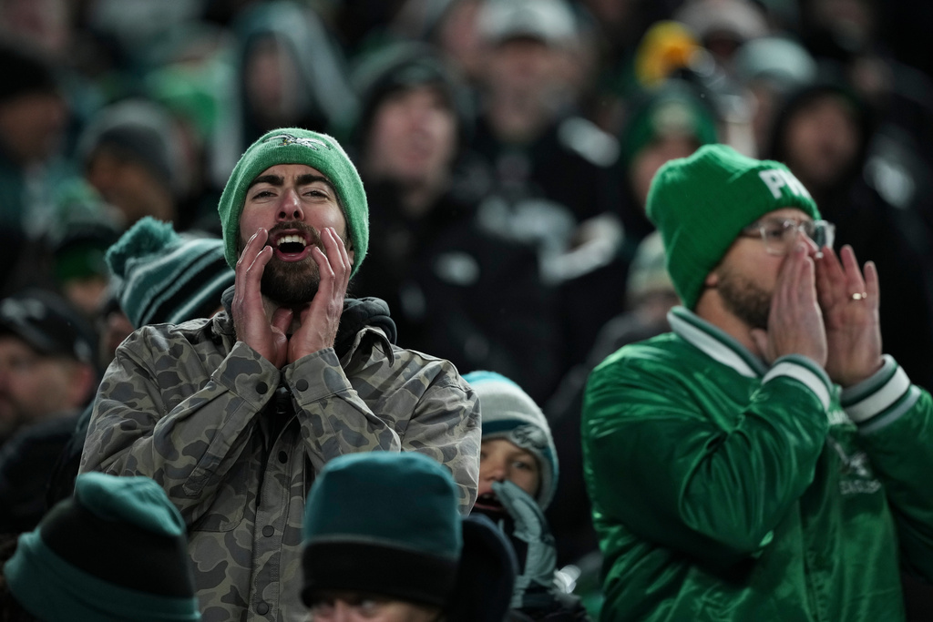 Philadelphia Eagles fans react negatively during the second half of an NFL football game against the Chicago Bears, Friday, Nov. 28, 2025, in Philadelphia. (AP Photo/Matt Slocum)