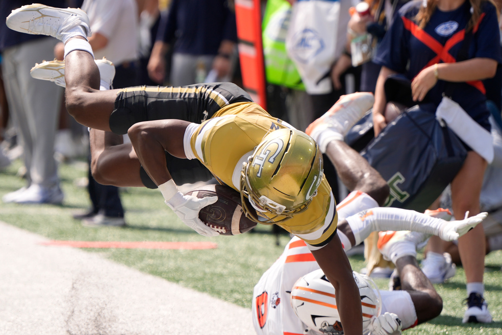 Georgia Tech wide receiver Dalen Penson (7) makes the catch agaimnst Mercer cornerback Cameron Goggins (8) in the first half of an NCAA college football game, Saturday, Sept. 19, 2026, in Atlanta. (AP Photo/Mike Stewart)