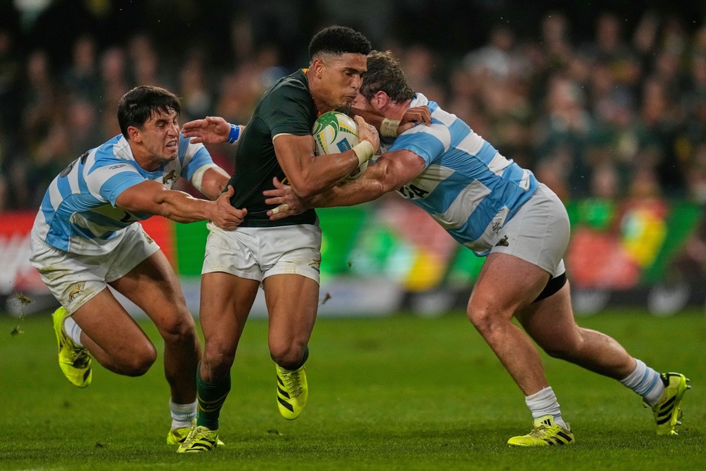 South Africa's Sacha Feinberg-Mngomezulu, right, breaks away from Argentina's captain Julián Montoya, right, to score a try during a rugby championship test match between South Africa and Argentina, in Durban, South Africa, Saturday, Sept. 27, 2025. (AP Photo/Themba Hadebe)
