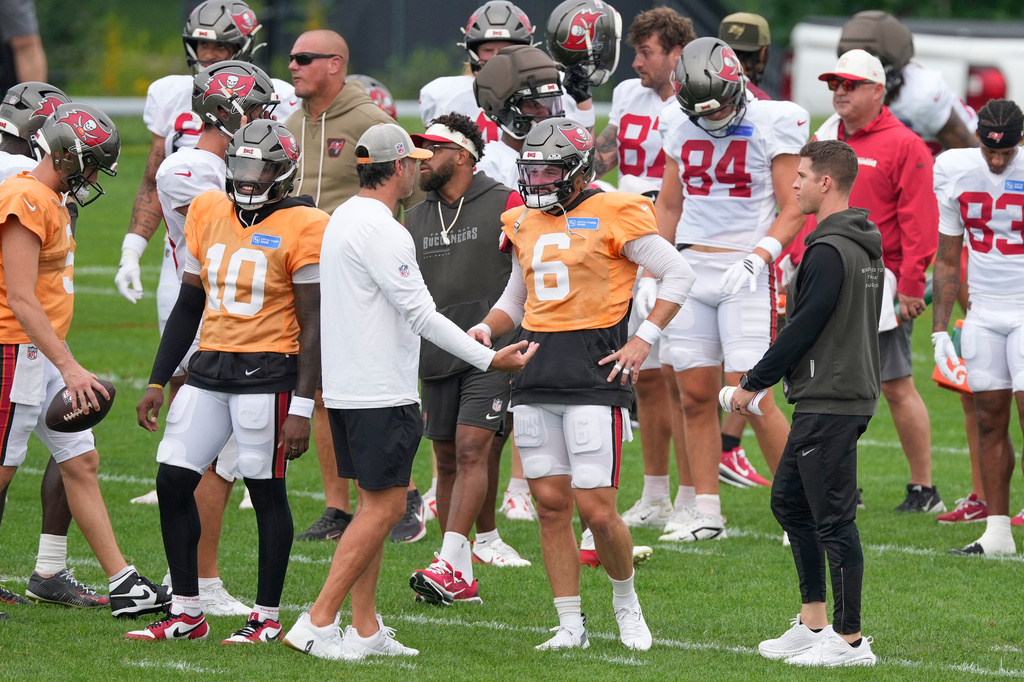 Tampa Bay Buccaneers quarterback Baker Mayfield (6), center, and other Tampa Bay Buccaneers participate in a joint NFL football practice with the New York Jets in Florham Park, N.J., Tuesday, Aug. 11, 2026. (AP Photo/Seth Wenig)