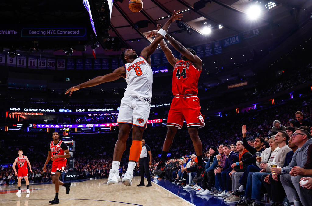 Chicago Bulls' Patrick Williams (44) drives to the basket against New York Knicks' OG Anunoby (8) during first half of an NBA basketball game Sunday, Nov. 2, 2025, in New York. (AP Photo/Kena Betancur)