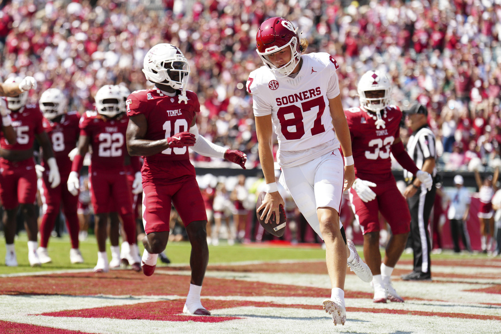 Oklahoma's Jacob Ulrich (87) celebrates after scoring on a two-point conversion during the first half of an NCAA college football game against Temple, Saturday, Sept. 13, 2025, in Philadelphia. (AP Photo/Derik Hamilton)
