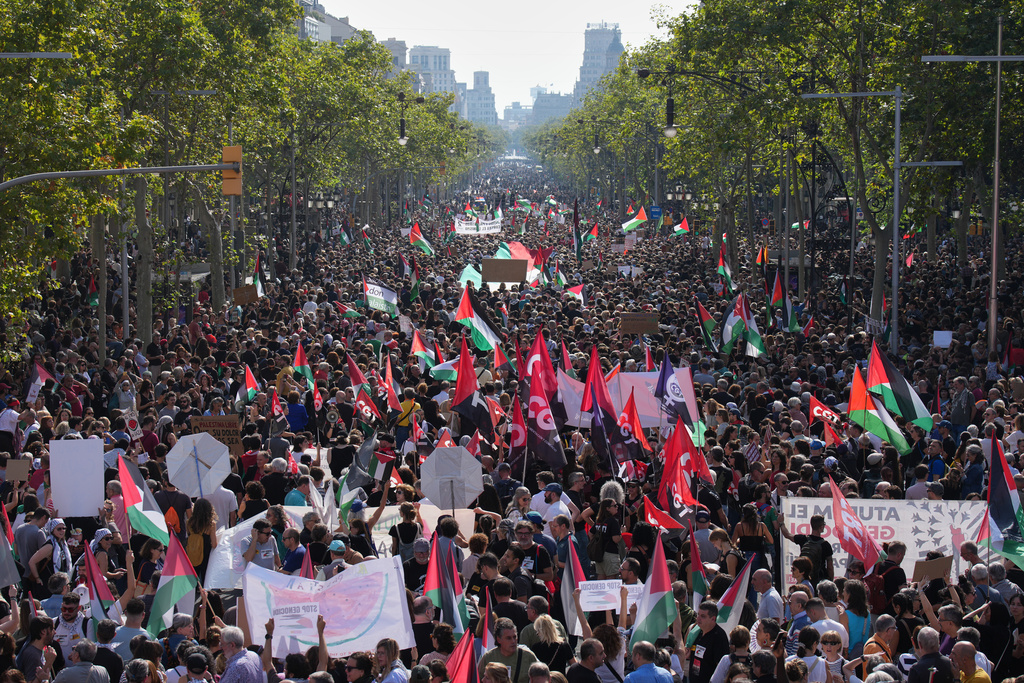 Pro-Palestinian demonstrators rally during a protest in Barcelona, Spain, Saturday, Oct. 4, 2025 in solidarity with the Global Sumud Flotilla after ships were intercepted by the Israeli navy. (AP Photo/Emilio Morenatti)