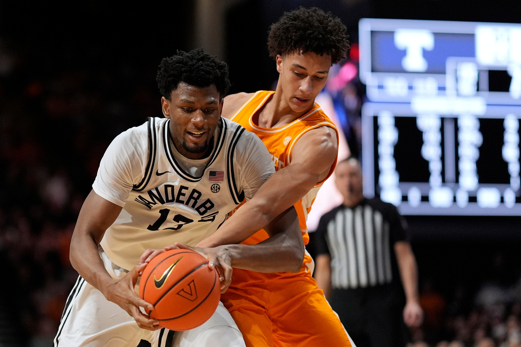 Tennessee forward Nate Ament, left, fouls Vanderbilt center Jalen Washington, left, during the first half of an NCAA college basketball game Saturday, Feb. 21, 2026, in Nashville, Tenn. (AP Photo/George Walker IV)