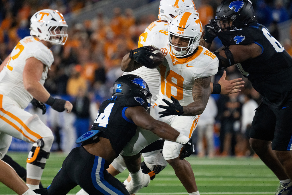 Tennessee running back DeSean Bishop (18) carries the ball in the third quarter of an NCAA college football game against Kentucky, Saturday, Oct. 25, 2025, in Lexington, Ky. (AP Photo/Michael Swensen)