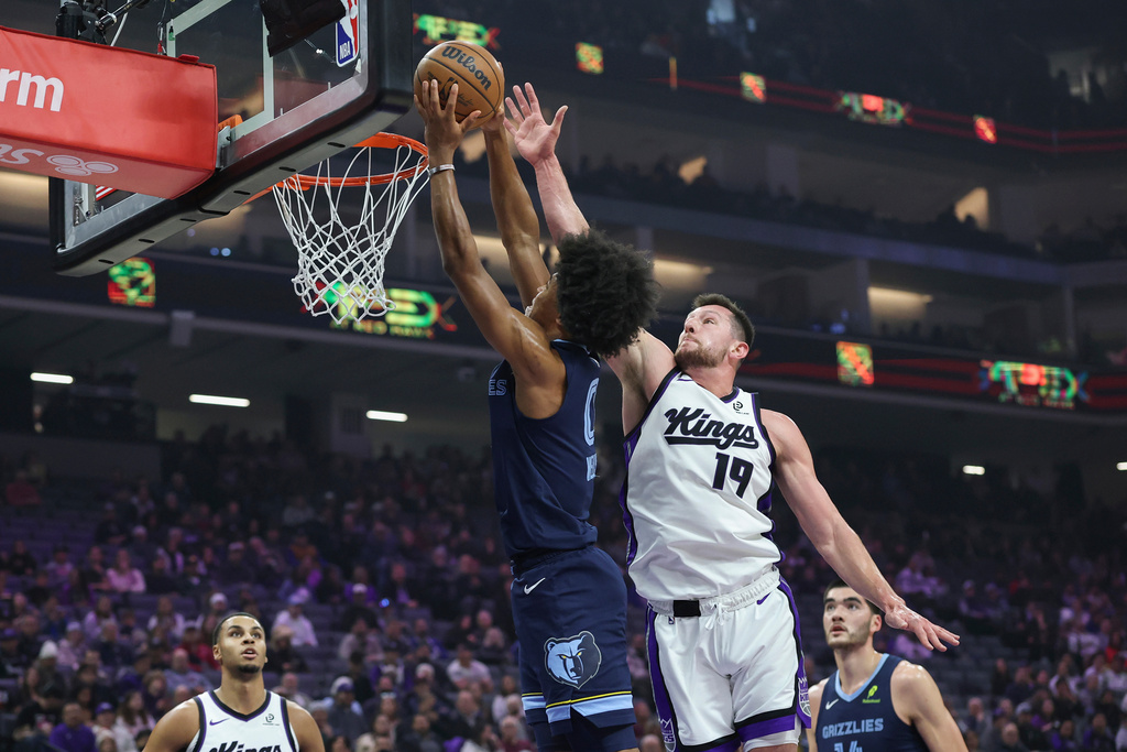 Memphis Grizzlies forward Jaylen Wells (0) dunks past Sacramento Kings center Drew Eubanks (19) during the first half of an NBA basketball game Sunday, Nov. 30, 2025, in Sacramento, Calif. (AP Photo/Sara Nevis)