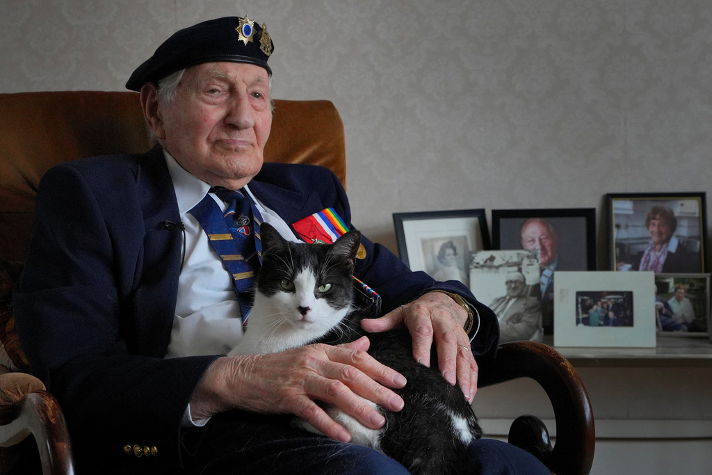 FILE - Mervyn Kersh D-Day veteran who fought in the Normandy Campaign, with his cat Joey at his home in London, Monday, April 8, 2024. (AP Photo/Kirsty Wigglesworth, File)