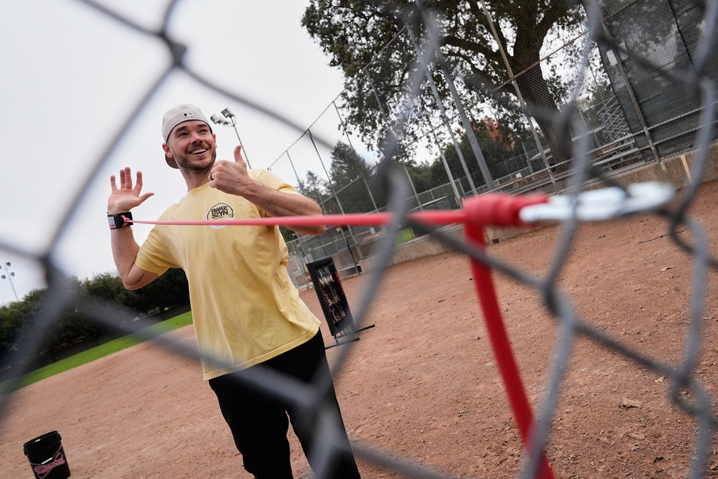 Daulton Jefferies stretches before working out at Heather Farms Park in Walnut Creek, Calif., Saturday, Dec. 13, 2025. (AP Photo/Godofredo A. Vásquez)