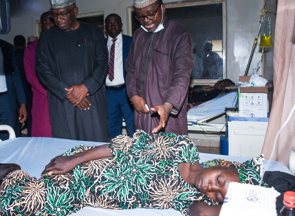 Kwara state Gov. Abdulrahman Abdulrazaq, left, visits a woman receiving medical attention at a hospital in Ilorin, Nigeria, Friday, Aug. 7, 2026, after she and others abducted by gunmen from the Woro community in February were rescued from a forest where they had been held. (AP Photo/Abubakar Khadijat)
