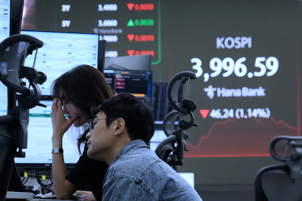 Currency traders work near a screen showing the Korea Composite Stock Price Index (KOSPI) at the foreign exchange dealing room of the Hana Bank headquarters in Seoul, South Korea, Tuesday, Oct. 28, 2025. (AP Photo/Ahn Young-joon)