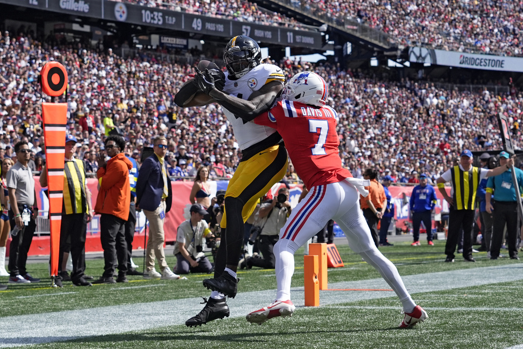 Pittsburgh Steelers wide receiver DK Metcalf (4) makes a catch for a touchdown against New England Patriots cornerback Carlton Davis III (7) during the first half of an NFL football game, Sunday, Sept. 21, 2025, in Foxborough, Mass. (AP Photo/Robert F. Bukaty)