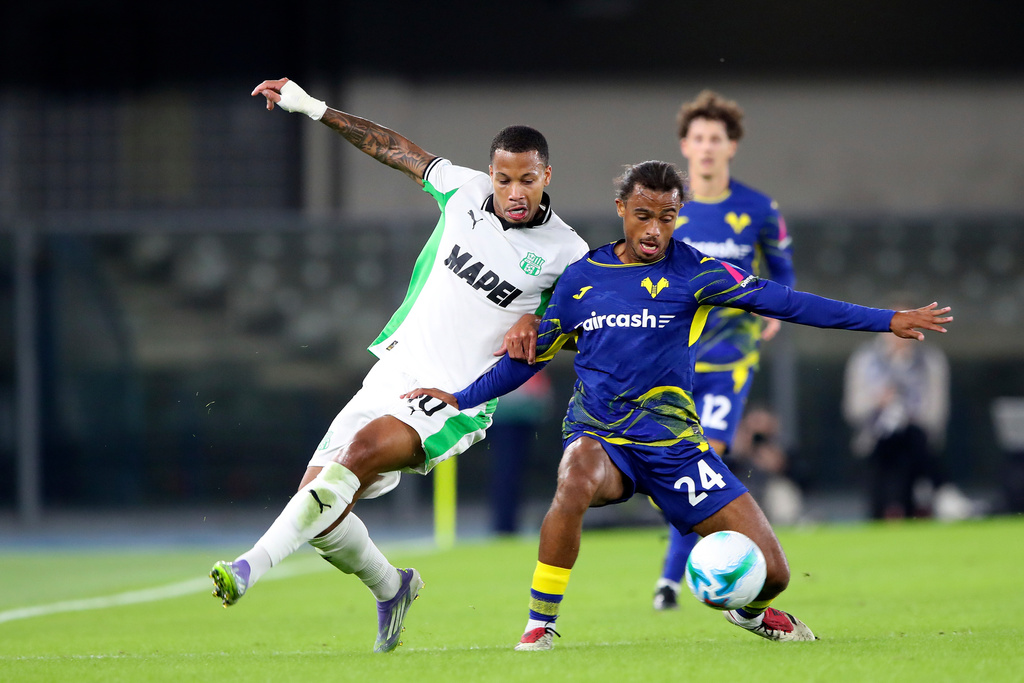 Verona's Antoine Bernede, right, and Sassuolo's Aster Vranckx vie for the ball during the Serie A soccer match between Hellas Verona and Sassuolo at the Bentegodi Stadium in Verona, Italy, Friday Oct. 3 , 2025. (Paola Garbuio/LaPresse via AP)