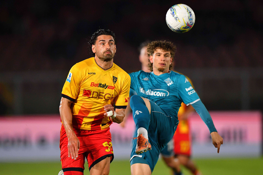 Lecce's Santiago Pierotti, left, in action during an Italian Serie A soccer match between Lecce and Fiorentina in Lecce, Italy, Monday, April 20, 2026. (Giovanni Evangelista/LaPresse via AP)