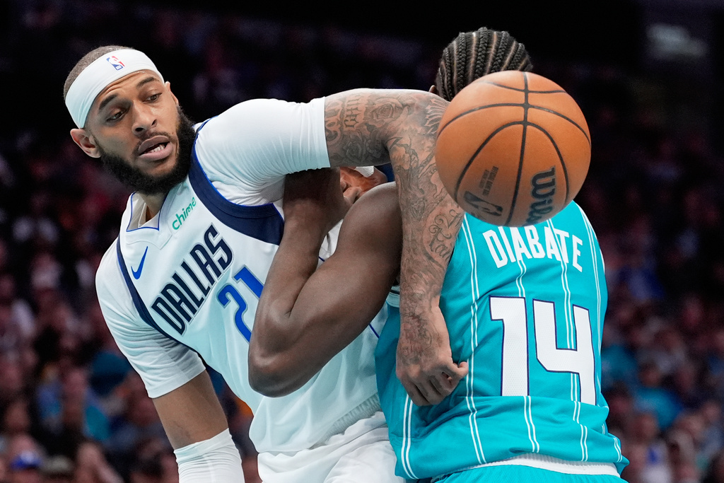 Dallas Mavericks forward Daniel Gafford vies for the ball with Charlotte Hornets forward Moussa Diabate during the first half of an NBA basketball game, Tuesday, March 3, 2026, in Charlotte, N.C. (AP Photo/Chris Carlson)