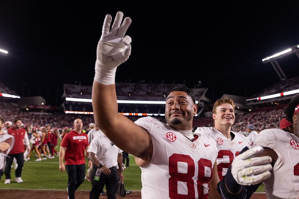 Alabama tight end Jay Lindsey (88) taunts South Carolina students after winning an NCAA college football game, Saturday, Oct. 25, 2025, in Columbia, S.C. (AP Photo/Scott Kinser)