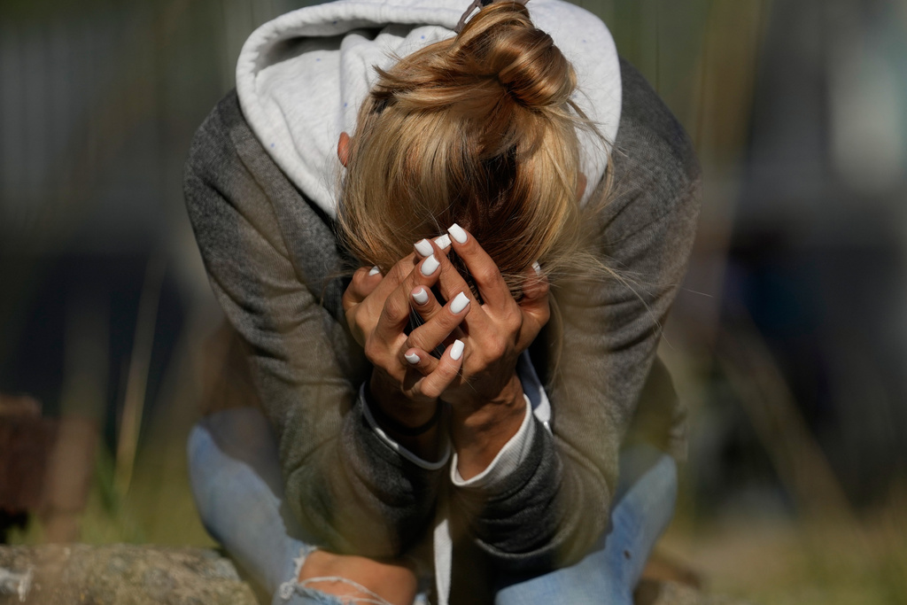 Jacklin Ibarreto, whose father Miguel Ibarreto is detained, waits outside the Rodeo I prison in Guatire, Venezuela, Friday, Jan. 9, 2026, after National Assembly President Jorge Rodriguez said the government would release Venezuelan and foreign prisoners. (AP Photo/Matias Delacroix)