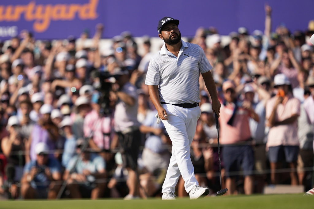 J.J. Spaun reacts to a missed putt on the 18th green during the first playoff hole of the St. Jude Championship golf tournament Sunday, Aug. 10, 2025, in Memphis, Tenn. (AP Photo/George Walker IV)