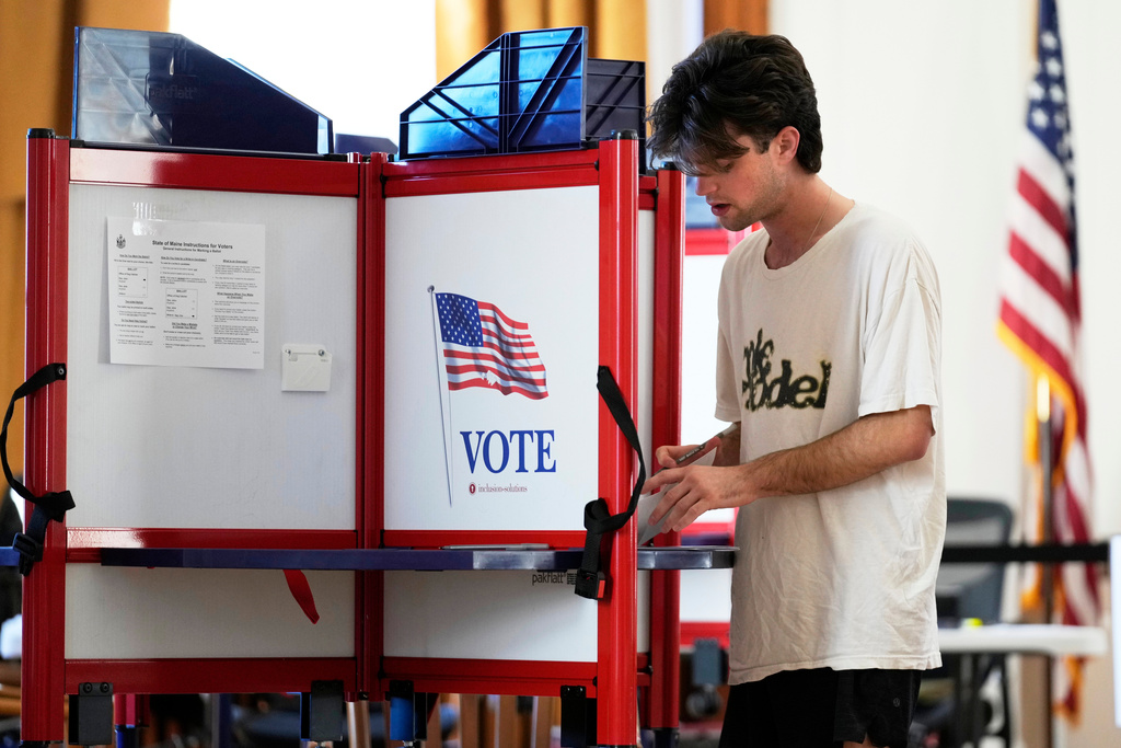 Thomas Kuhn fills out his ballot during early voting, Tuesday, Oct. 28, 2025, in Portland, Maine. (AP Photo/Robert F. Bukaty)