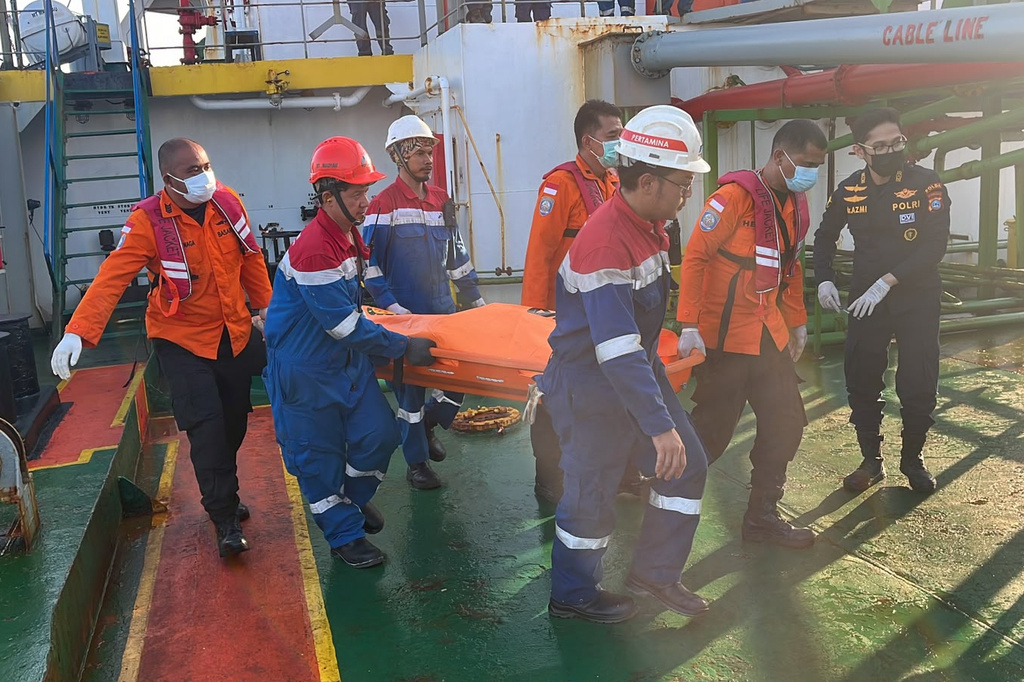 In this photo released by the Indonesia's National Search and Rescue Agency (BASARNAS), rescuers carry the body of a victim on a stretcher in Banjarmasin, South Kalimantan, Indonesia Monday, Sept. 14, 2026 after a passenger ferry overturned in bad weather in the Java Sea on Sunday. (BASARNAS via AP)