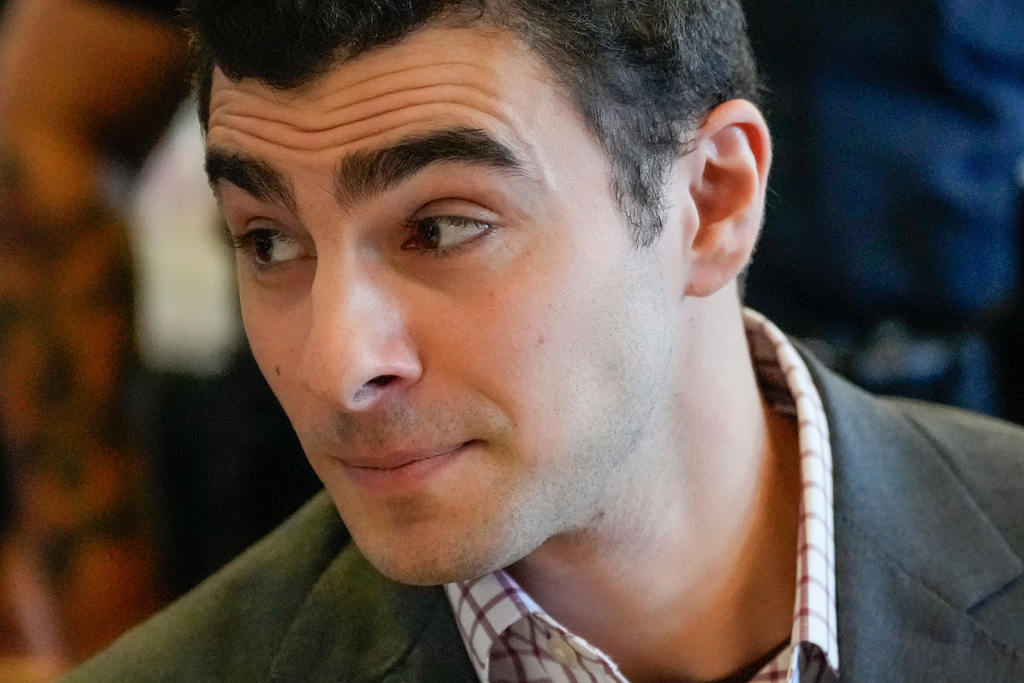 Luigi Mangione appears in Manhattan Criminal Court, Monday, Dec. 1, 2025, in New York. (AP Photo/Yuki Iwamura, Pool)