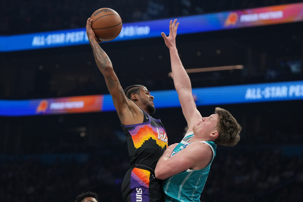 Phoenix Suns guard Jalen Green (4) shoots over Charlotte Hornets guard Kon Knueppel during the first half of an NBA basketball game, Sunday, March 8, 2026, in Phoenix. (AP Photo/Rick Scuteri)