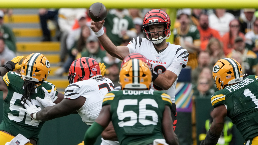 Cincinnati Bengals' Joe Flacco throws under pressure by the Green Bay Packers in the first half of an NFL football game, Sunday, Oct. 12, 2025, in Green Bay, Wis. (AP Photo/Morry Gash)