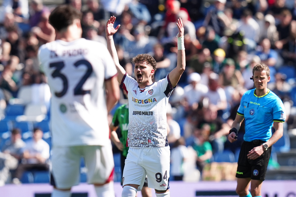 Cagliari's Sebastiano Esposito celebrates scoring their side's first goal of the game during the Serie A soccer match between Sassuolo and Cagliari in Reggio Emilia, Italy, Saturday, April 4, 2026. (Massimo Paolone/LaPresse via AP)