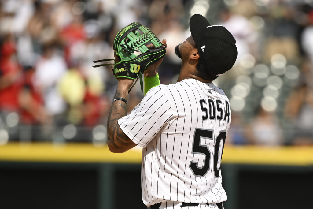 Chicago White Sox second baseman Lenyn Sosa looks skyward after a baseball game against the Cleveland Guardians, Sunday, Aug. 10, 2025, in Chicago. (AP Photo/Matt Marton)