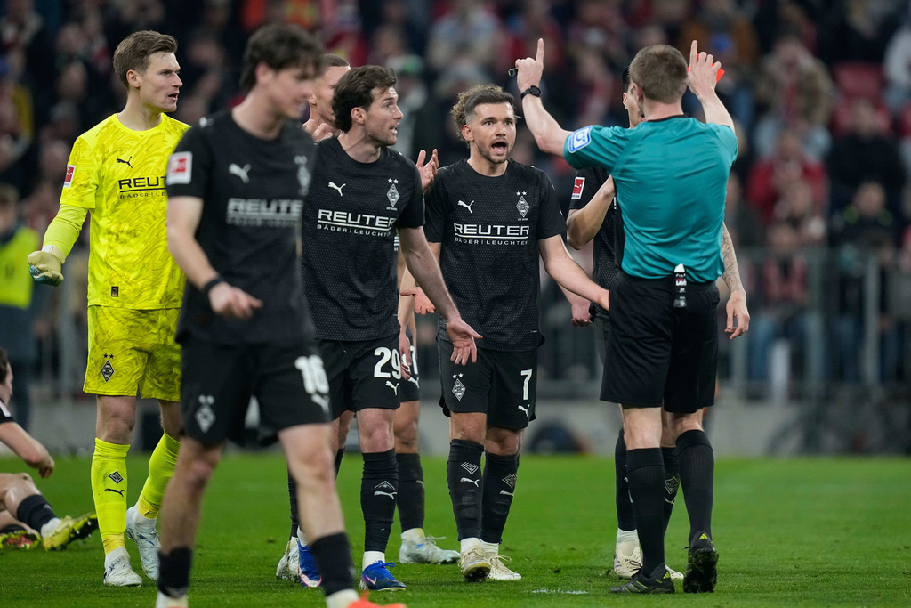 Moenchengladbach player argues with referee Robert Schroeder after team mate Rocco Reitz received the red card during the Bundesliga soccer match between FC Bayern Munich and Borussia Moenchengladbach in Munich, Germany, March 6, 2026. (AP Photo/Matthias Schrader)