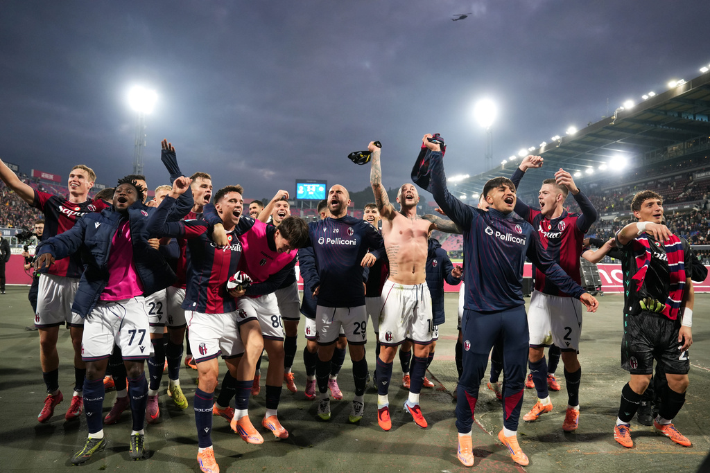 Bologna's players celebrate their 2-0 win at the end of a Serie A soccer match between Bologna and Napoli, in Bologna, northern Italy, Sunday, Nov. 9, 2025. (Massimo Paolone/LaPresse via AP)