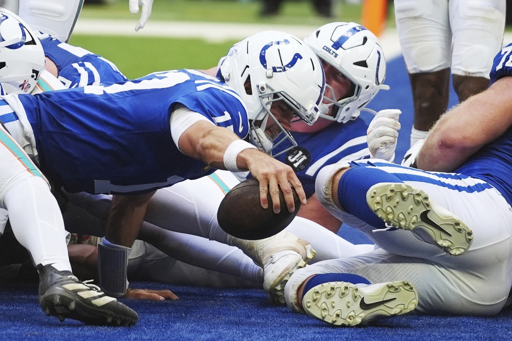 Indianapolis Colts quarterback Daniel Jones (17) scores a touchdown during the second half of an NFL football game against the Miami Dolphins on Sunday, Sept. 7, 2025, in Indianapolis. (AP Photo/Darron Cummings)