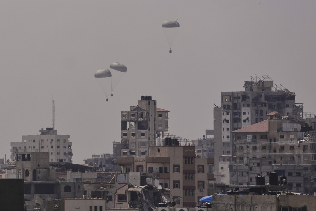 Humanitarian aid is airdropped to Palestinians over Gaza City, northern Gaza Strip, Friday, Aug. 8, 2025. (AP Photo/Jehad Alshrafi)