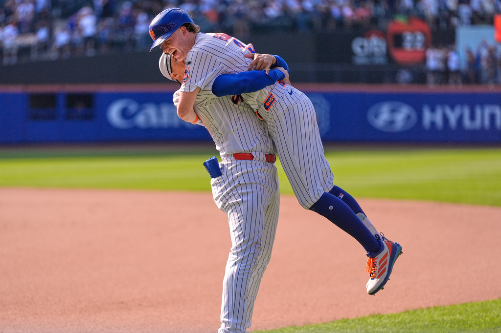 New York Mets' Carson Benge, right, is lifted off the ground by Juan Soto after Benge hit the game-winning fielders choice during the tenth inning of a baseball game against the New York Yankees, Sunday, May 17, 2026, in New York. (AP Photo/Seth Wenig)