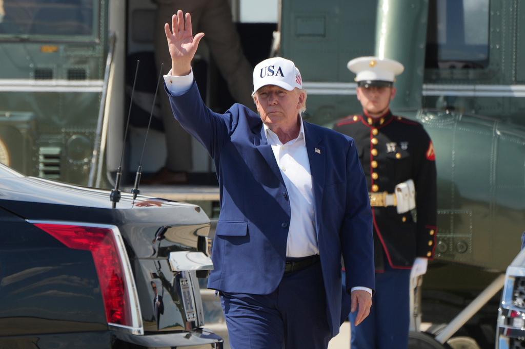 President Donald Trump waves as he arrives on Marine One at Joint Base Andrews, Md., Sunday, June 21, 2026, following a trip to Camp David. (AP Photo/Mark Schiefelbein)