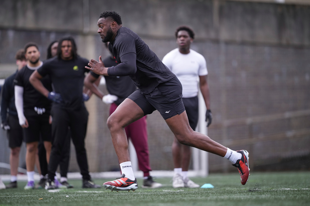 Oluwanifemi 'Neff' Giwa, front, takes part in a football workout session at the National Sports Center, Crystal Palace in London, Sunday, March 29, 2026. (AP Photo/Alastair Grant)