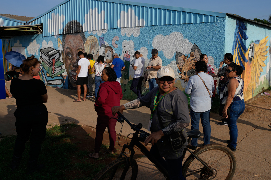 Voters line up during the presidential runoff in Brasilia, Brazil, Sunday, Oct. 25, 2026. (AP Photo/Eraldo Peres)