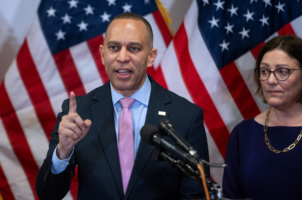 House Minority Leader Hakeem Jeffries, D-N.Y., speaks about Virginia's redistricting vote as Democratic Congressional Campaign Committee Chairman Suzan DelBene, D-Wash., right, looks on, at the Democratic National Committee headquarters in Washington, Wednesday, April 22, 2026. Virginia voters approved a congressional redistricting plan that could help Democrats win up to four additional U.S. House seats in this year's midterm elections.(AP Photo/Cliff Owen)