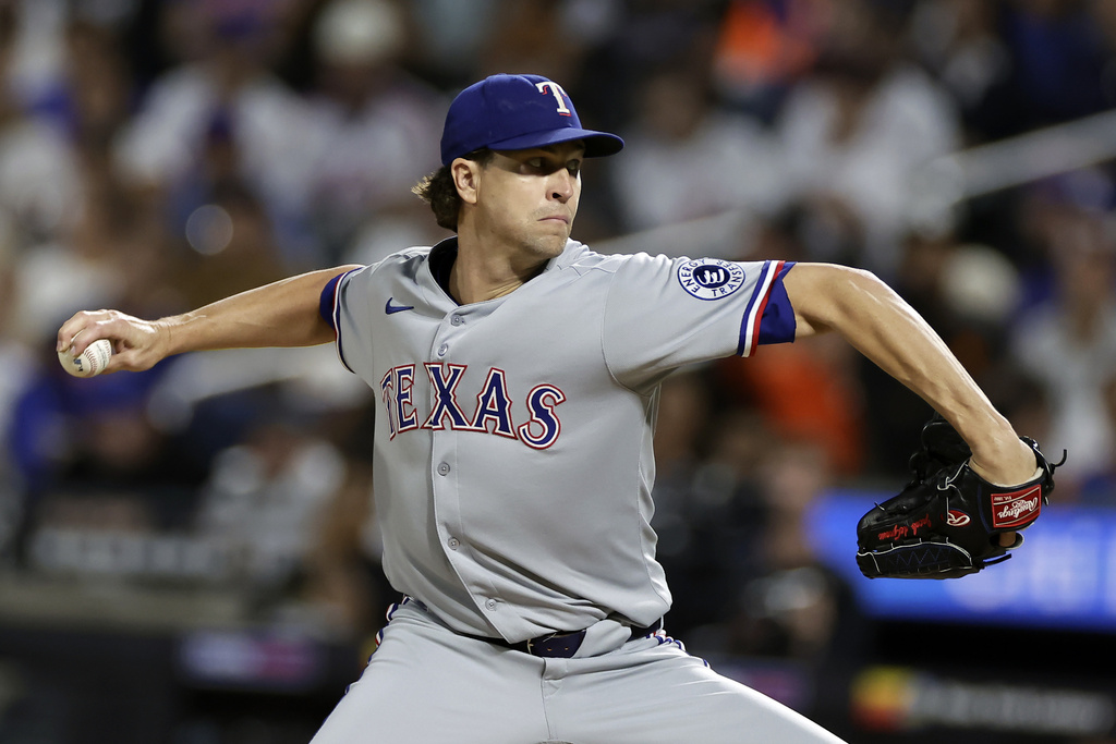 Texas Rangers pitcher Jacob deGrom throws during the first inning of a baseball game against the New York Mets, Friday, Sept. 12, 2025, in New York. (AP Photo/Adam Hunger)