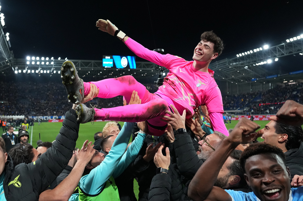 Lazio's goalkeeper Edoardo Motta is lifted by teammates after the Italian Cup soccer match between Atalanta and Lazio, Wednesday, April 22, 2026, in Bergamo, Italy. (Spada/LaPresse via AP)