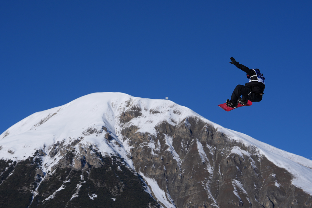 New Zealand's Zoi Sadowski-Synnott during the women's snowboarding slopestyle qualifications at the 2026 Winter Olympics, in Livigno, Italy, Sunday, Feb. 15, 2026. (AP Photo/Julia Demaree Nikhinson)