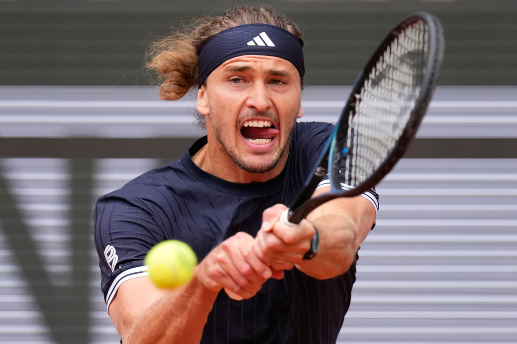 Germany's Alexander Zverev returns to Czech Republic's Jakub Mensik during the semifinal tennis match at the French Open in Paris, Friday, June 5, 2026. (AP Photo/Christophe Ena)
