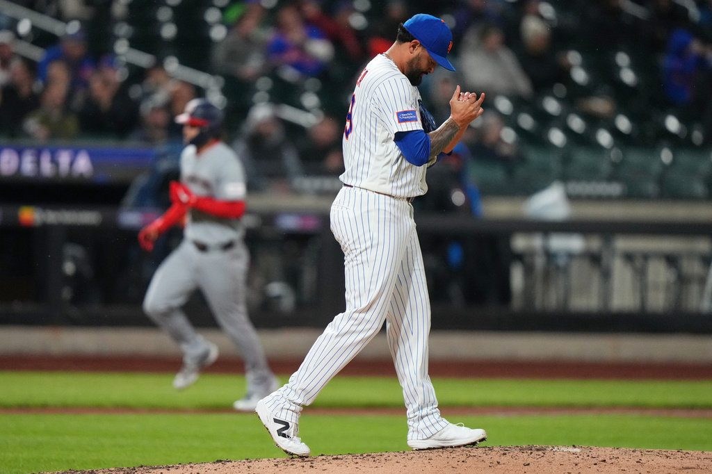 New York Mets pitcher Sean Manaea reacts as Washington Nationals' Brady House runs the bases after hitting a grand slam during the fourth inning of a baseball game Wednesday, April 29, 2026, in New York. (AP Photo/Frank Franklin II)