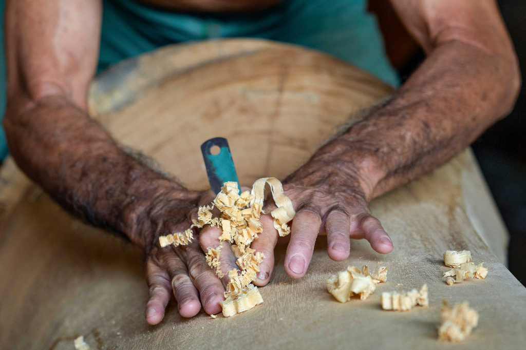 Goh Khuay Par works on a Mei Hua coffin at his family's workshop in Muar, Malaysia, Thursday, Sept. 3, 2026. (AP Photo/Vincent Thian)