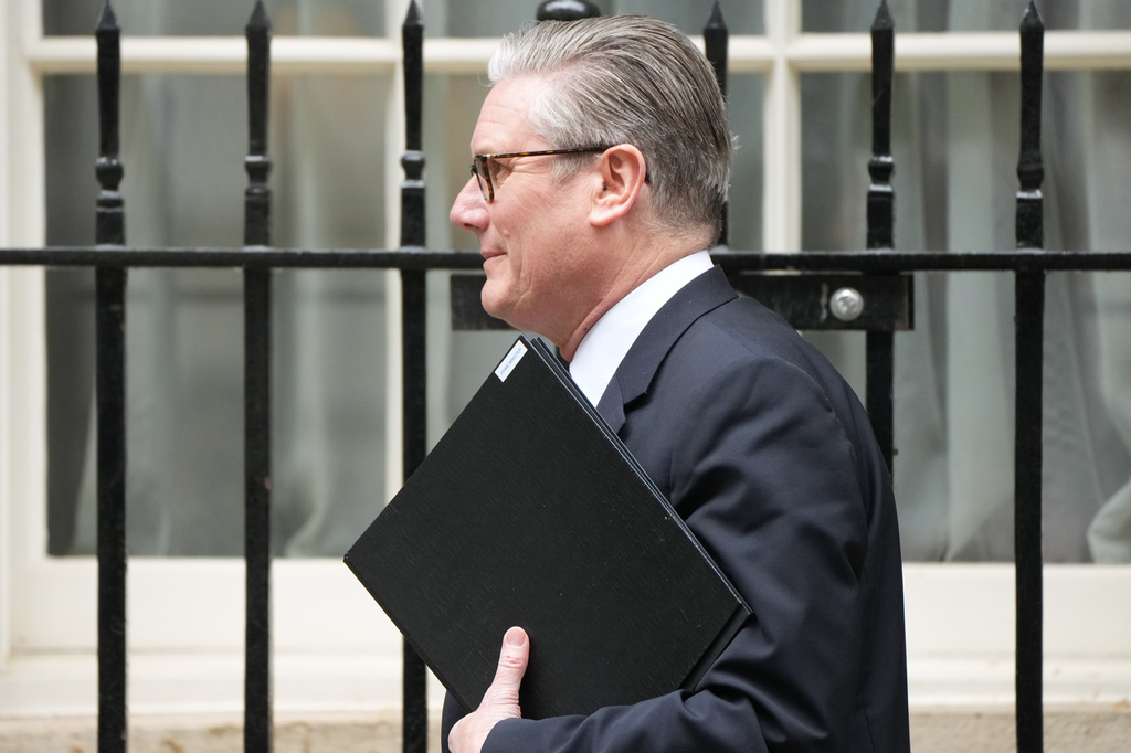 Britain's Prime Minister Keir Starmer leaves 10 Downing Street in London, Monday, April 20, 2026 to face a showdown in Parliament over the appointment of Peter Mandelson as ambassador to Washington.(AP Photo/Alastair Grant)