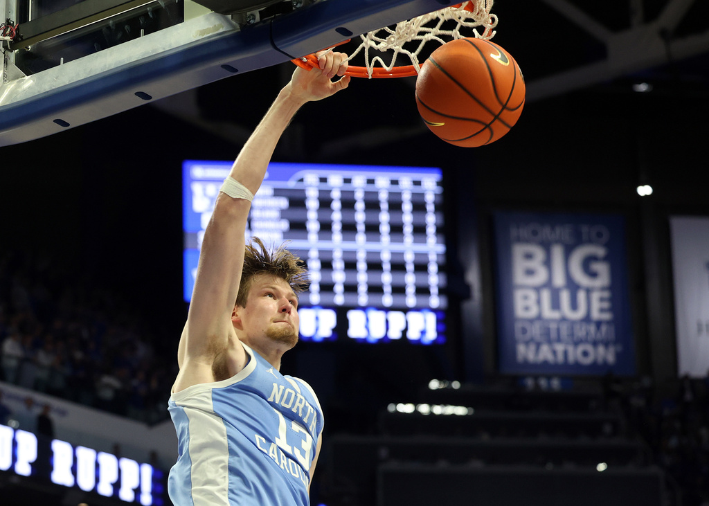 North Carolina's Henri Veesaar (13) dunks during the second half of an NCAA college basketball game against Kentucky in Lexington, Ky., Tuesday, Dec. 2, 2025. (AP Photo/James Crisp)