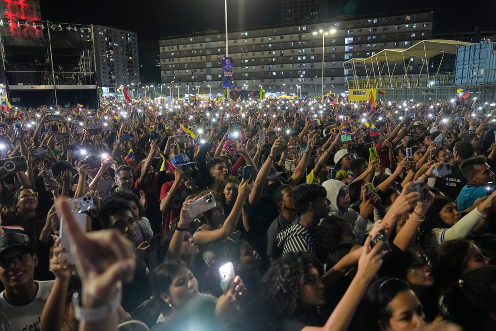 Venezuela fans celebrate their country's win against the United States in the championship match of the World Baseball Classic a day prior, in Caracas, Venezuela, Wednesday, March 18, 2026. (AP Photo/Ariana Cubillos)